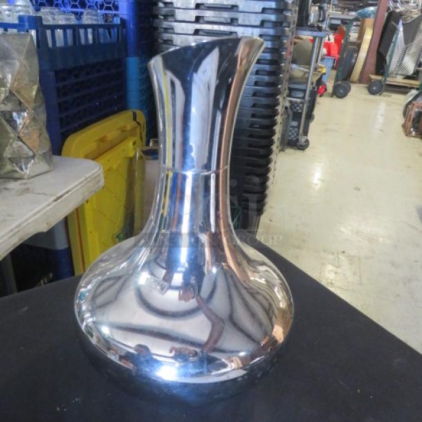 Silver King Boss Vase, Model 4XBID, with reflective finish, flared neck. Excellent condition, minor surface wear.