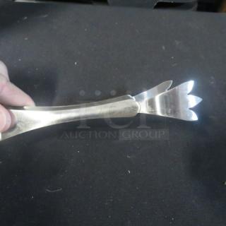 Stainless steel buffet tong, 12 inches, scalloped ends, gently used condition. Ideal for serving. Item code: 12XBID.