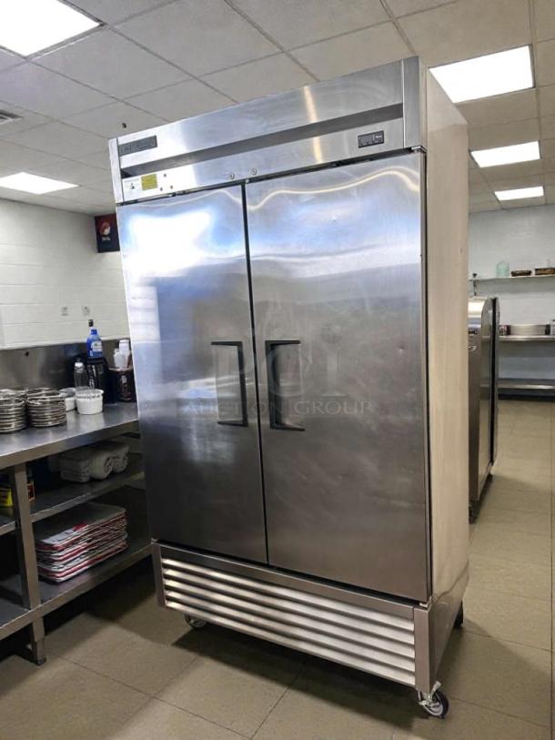 Commercial two-door reach-in refrigerator, stainless steel, bottom-mount, immaculate condition, fully tested, model REF-L-2DR-0472.