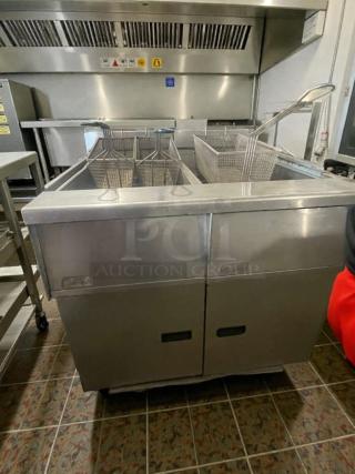 Pitco SG14JS Commercial Gas Fryer, natural gas, immaculate condition, dual baskets, stainless steel, fully tested.