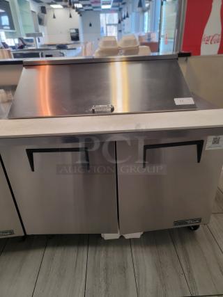 True TSSU-48-18M-B-HC sandwich prep table, 48" stainless steel, dual doors, 18-pan capacity, on casters, eco-friendly refrigerant.