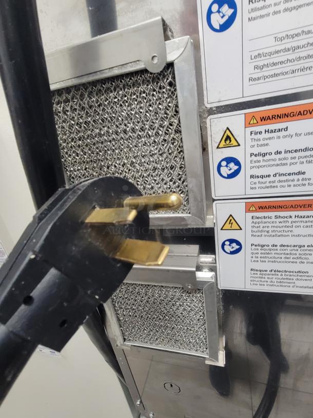 Alto-Shaam Vector VMC-H3H multi-cook oven plug and warning labels. Oven in excellent condition with 3' stainless steel stand.