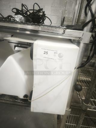 Car Top Lighted Sign – Model 3 Large, white, with visible power connection, in good condition. Label indicates lot quantity 25.