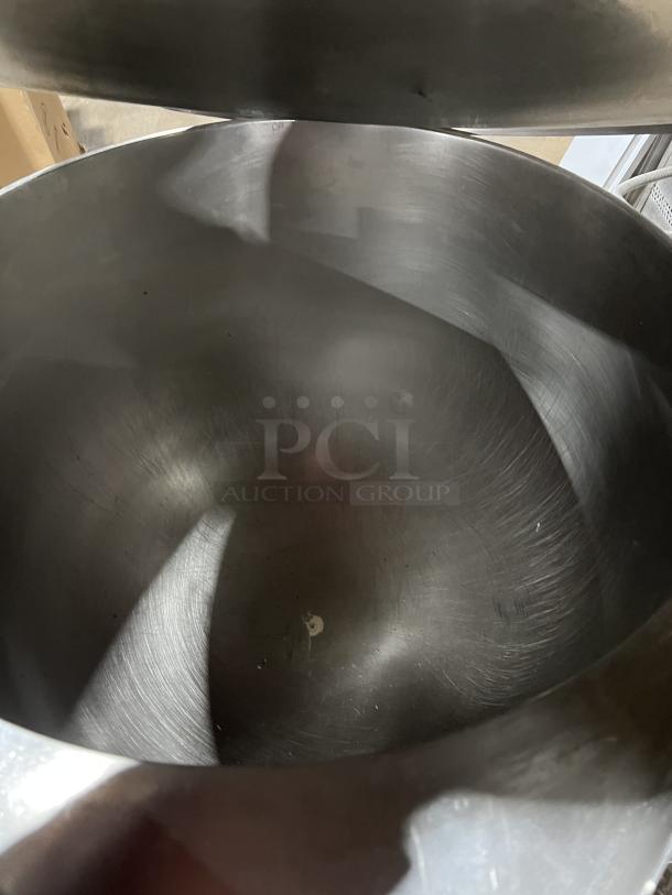 Groen DH140 stainless steel 40-gal tilting steam kettle in good condition. Natural gas powered, model: DH/1-40 SN: 84256.