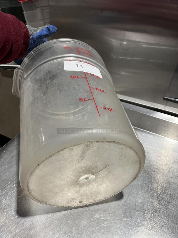Cambro 22 Qt. round food storage container, clear polycarbonate, marked with volume measurements, used condition.