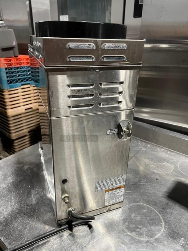 Bunn AXIOM-3 Brewwise Series commercial coffee brewer, stainless steel, 3 warming plates, model AXIOM-3, electric, used condition.