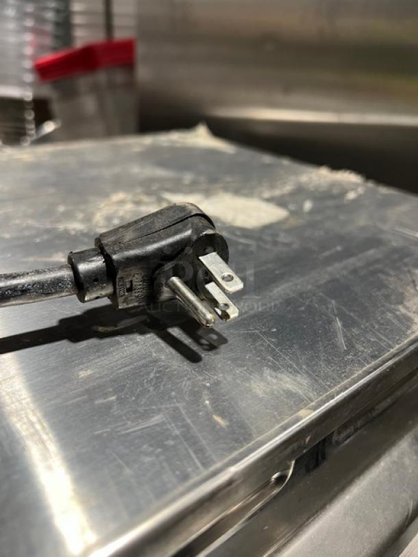 Stainless steel countertop microwave oven, Amana RCS10TS, 120V electric with digital push control, model 2021.