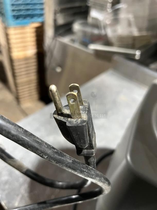 Waring CB15 commercial food blender plug, 120V, shows power cord detail for heavy-duty 1-gallon stainless steel blender.