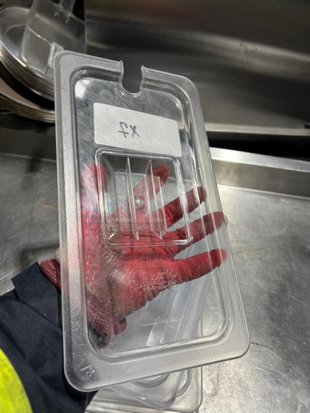 Clear polycarbonate food pan lid with a notch and handle, labeled with "7X". Sturdy design, ideal for commercial use.