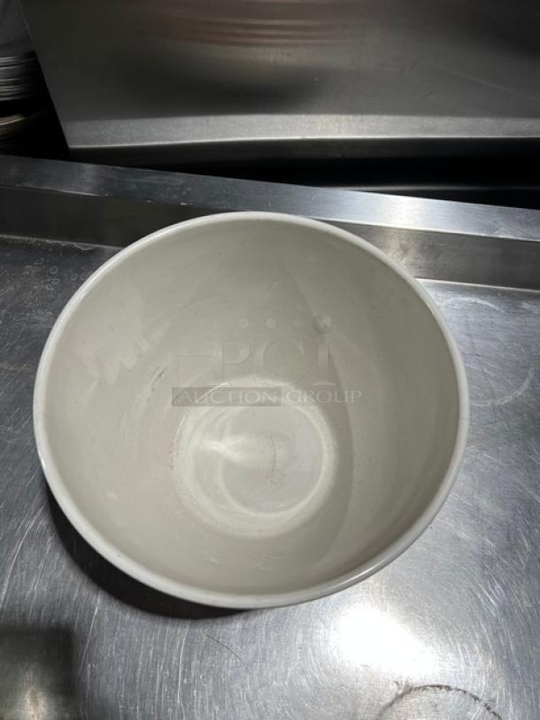 Commercial round bowl, plain design, excellent condition, ideal for bulk purchase. No visible markings or labels.