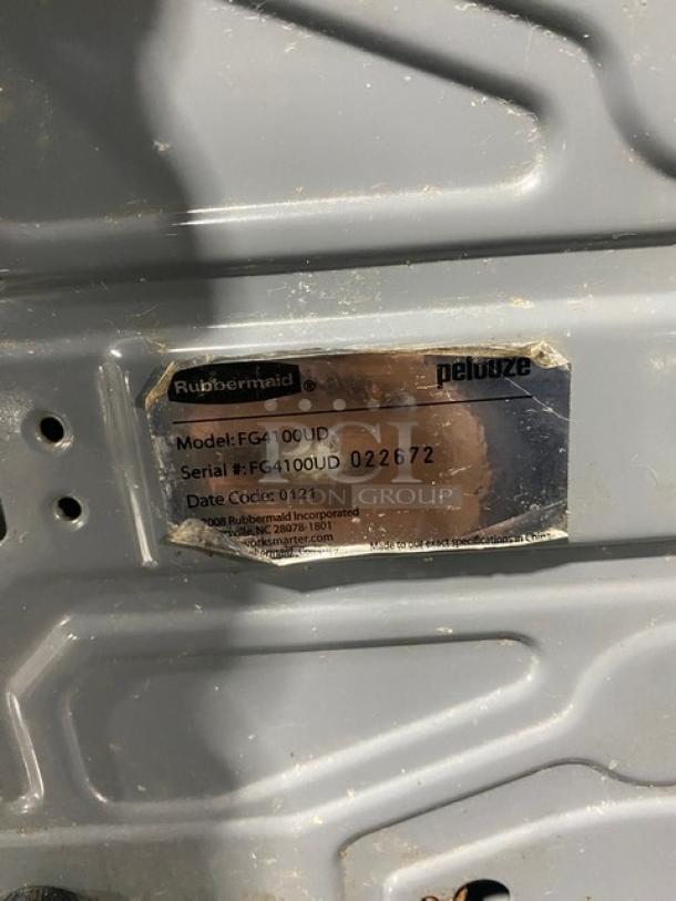 Rubbermaid Pelouze Commercial 100 lb. shipping scale, model FG4100UD, serial 022672. Features briefcase style design.