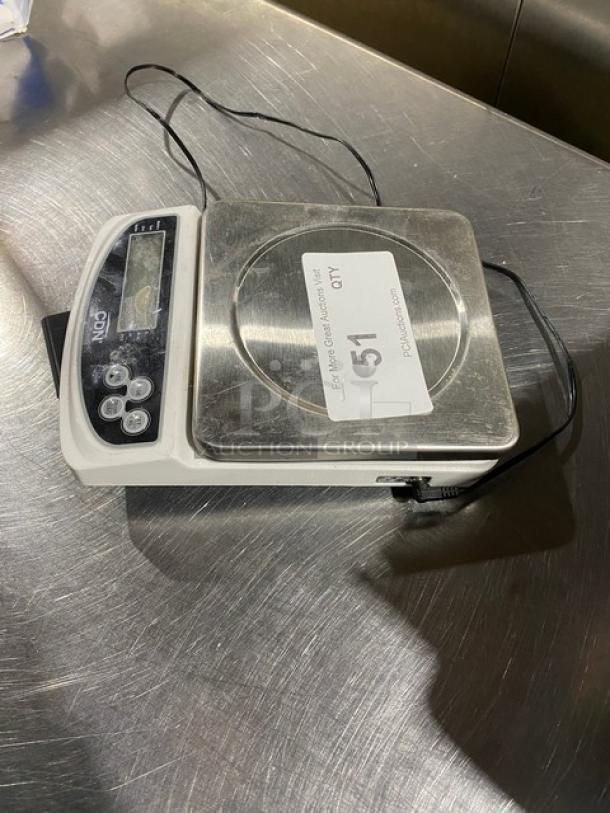 CDN Commercial 22 lb. digital weight scale, model SD2206, in good condition. Features include a digital display and control buttons.
