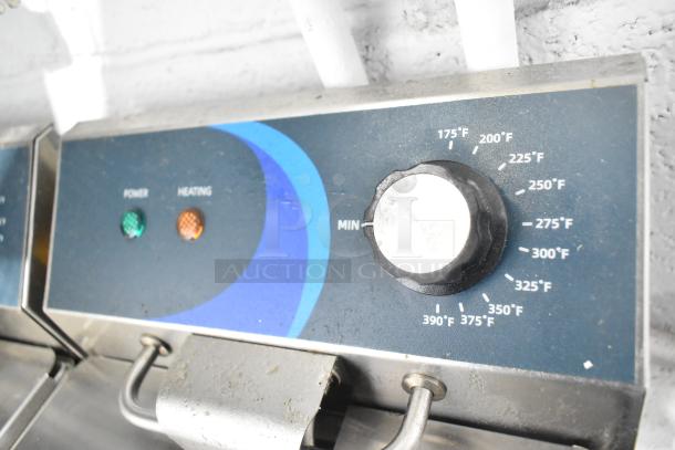 Close-up of Hoocoo FRY-20L fryer panel showing power and heating indicators, temperature dial from 175°F to 390°F.