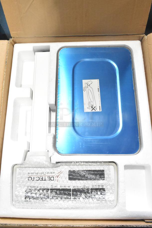 Avantco 177CS15 digital price computing scale, 30 lb. capacity, with printer and tower display, new in box, slight scratches.