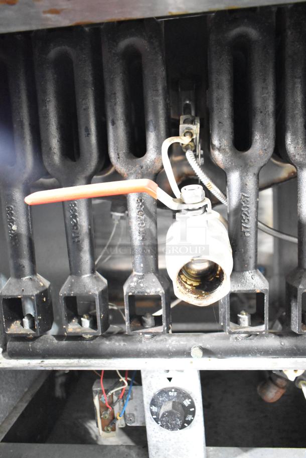 2020 Avantco FF518-N commercial deep fat fryer, natural gas, 150,000 BTU. Interior burner detail and condition visible.