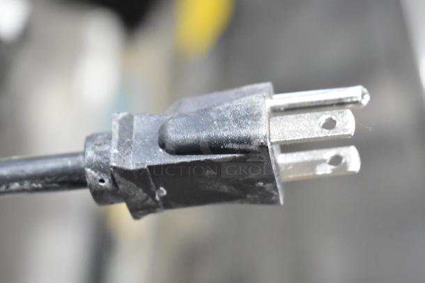 Hatco GRFFB Glo-Ray warming lamp plug, 120 Volts, 1 Phase; shows three-prong plug condition.