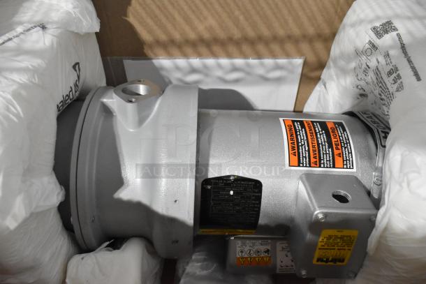 BRAND NEW Hobart 425FD4503 commercial garbage disposer, 1/2 hp, 120/208-240V, short upper housing, scratch and dent condition.