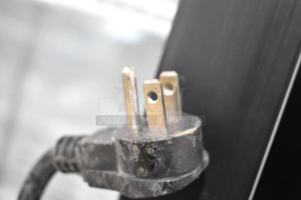 Habco SE18 cooler power plug, standard 115V, 1 phase. Visible wear on plug surface, suitable for commercial use.