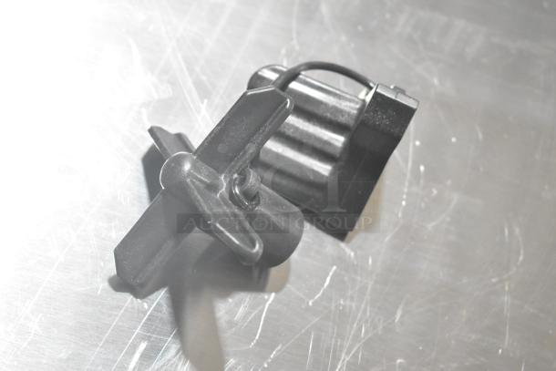 Brand new 2025 AvaMix 928IBHD12 heavy-duty immersion blender, variable speed, 1 1/4 hp, 115V, minor scratches and dents.