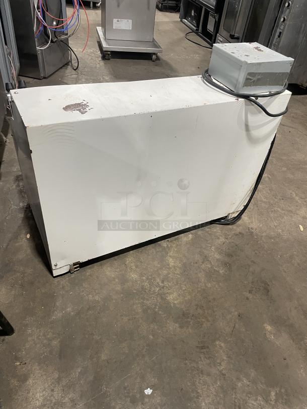 Merand Tenor 2 electric dough moulder, white, countertop model, 220V, working when removed, minor surface wear.