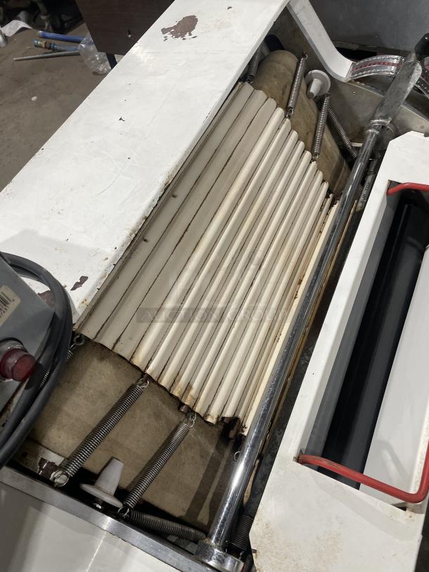 Merand Tenor2 electric dough moulder, white, countertop model, 220V. Shows signs of wear. Working condition when removed.