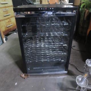 Avanti glass door cooler, model WC600CL/WC601CL, with 6 racks. Measures 23.5"x22.5"x34", in working condition.