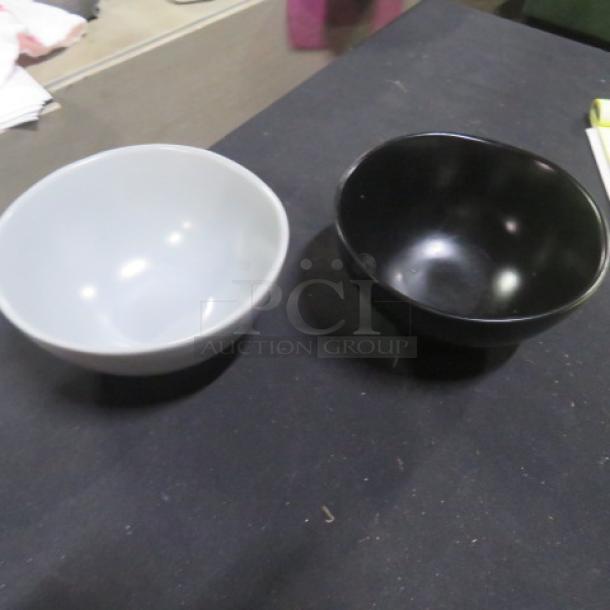 6-inch Fortessa bowls in black and gray. Assorted colors, excellent condition, model 7XBID.