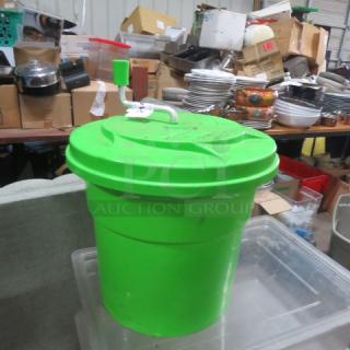 Lime green salad spinner, manual crank, large capacity, plastic material, used condition, visible wear.