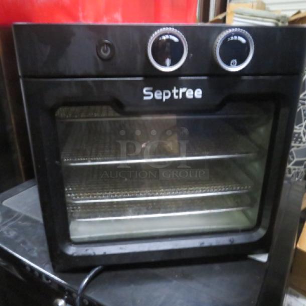 Septree DSC-08A food dehydrator with 4 racks, black finish, 800W, 120V, dimensions 14"x17.5"x13.5", in good condition.