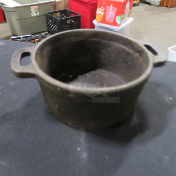 Valor cast iron pot, 4X2 size, featuring dual handles. Appears in used condition, suitable for collectors or practical use.