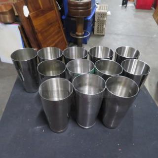 Stainless steel mixing glasses, set of 12, durable and in good condition, model 12XBID, ideal for cocktails or bar use.