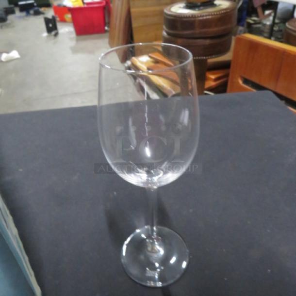NEW Schott Zwiesel wine glass, model 6XBID, clear, pristine condition, elegant design.