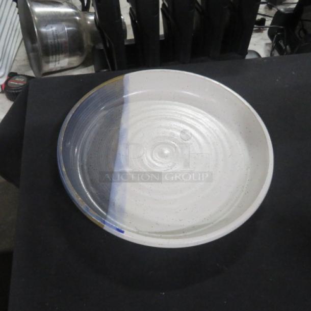 10.5-inch assorted color plate with a spiral pattern, glossy finish. Brand: 10XBID. Appears in excellent condition.