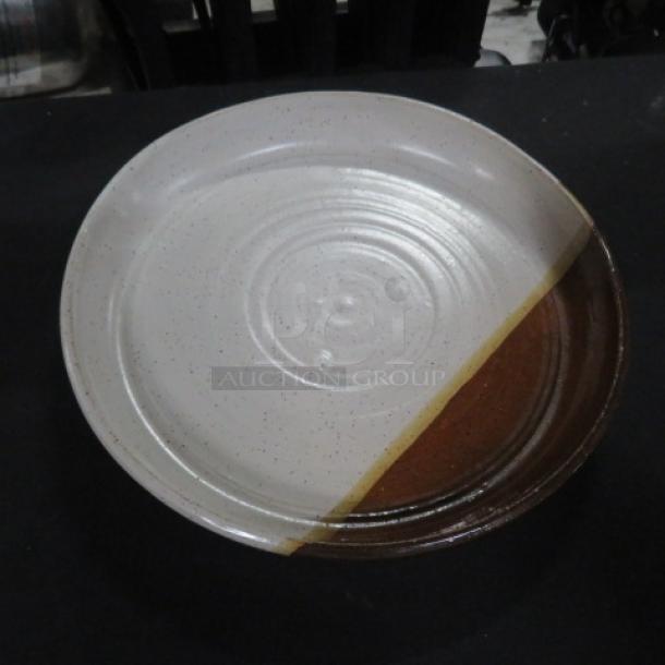 10.5-inch ceramic plate with a speckled finish, featuring a half-color contrast design in beige and brown.