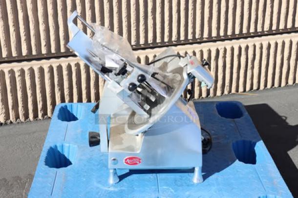 Brand new Avantco SL713MAN 13" medium-duty manual meat slicer with gravity feed. Scratch-n-dent condition, 3/4 hp, 120V.