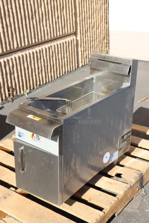 Cooking Performance Group FCPG15 natural gas countertop fryer, 15 lb. capacity, 26,500 BTU, stainless steel, serial #2506004746.