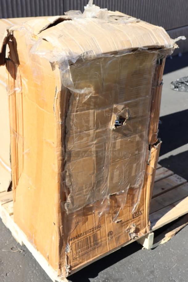 New Lavex 16-gallon stainless steel wet/dry vacuum, model 944BJ162216G, in damaged packaging. 1200W, 100-120V.