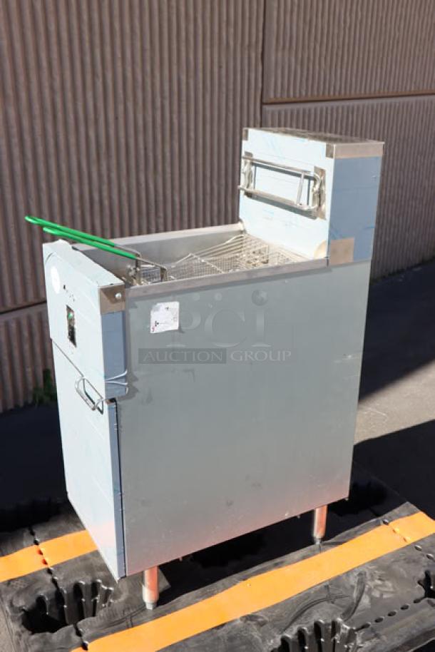 Brand new Dean by Frymaster SR114E electric fryer, 40 lb. capacity, 208V, 1 phase, S/N: 2410MF0063, open box condition.