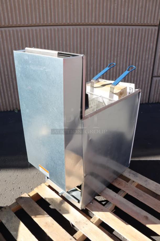 BRAND NEW Pitco® 35C Natural Gas Fryer, Stainless Steel, 35-40 lb capacity, with blue handle baskets, Serial: G25JA031791.