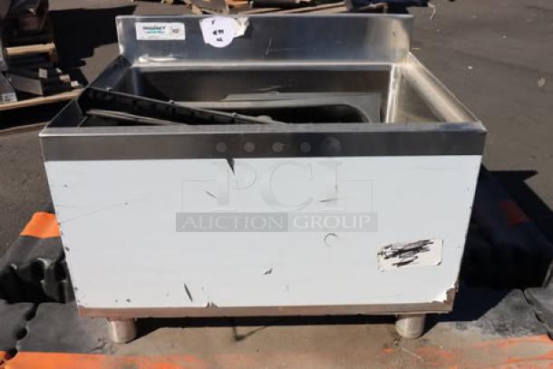 Regency 18"x24" underbar ice bin with cold plate, visible wear, no packaging. Features bottle holders, may have missing parts.