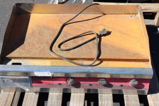 Avantco EG30N 30" electric griddle with surface rust, 208/240V, 3375W-4500W; shows scratching and denting. Out of packaging.