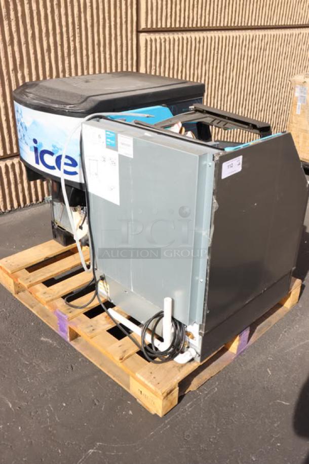 BRAND NEW SCRATCH-N-DENT Manitowoc UDF0240W ice machine with 90 lb. bin and Servend 2706334 M45 dispenser. 197 lb. capacity.
