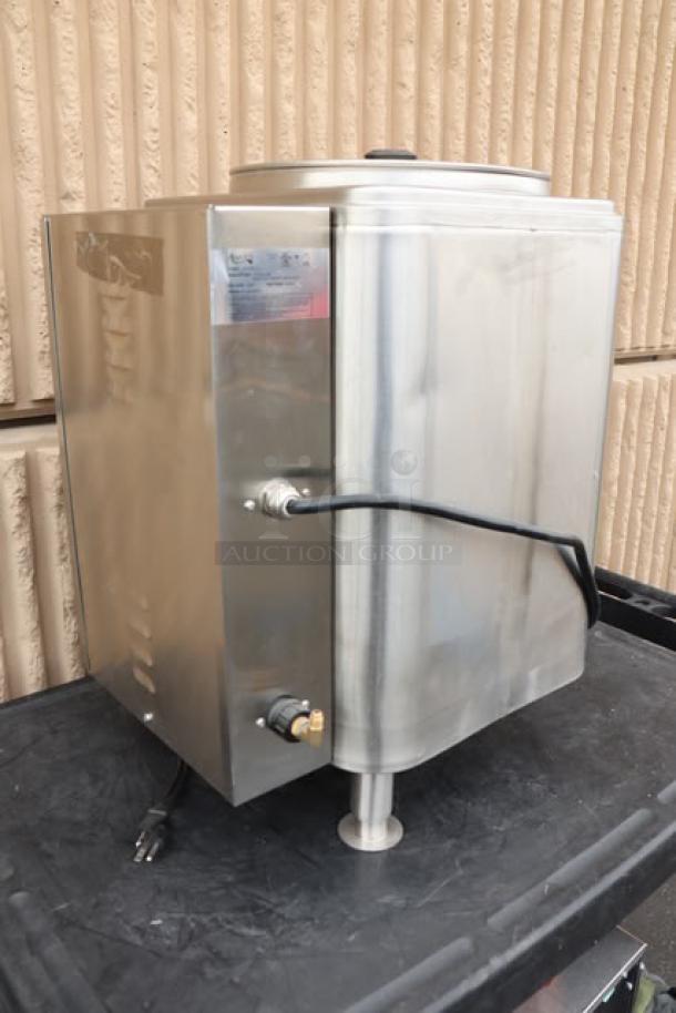 Brand new Avantco HWD10D 10 Gallon Hot Water Dispenser, 208/240V, 7,000W, missing back right leg. Serial: 20260300138.