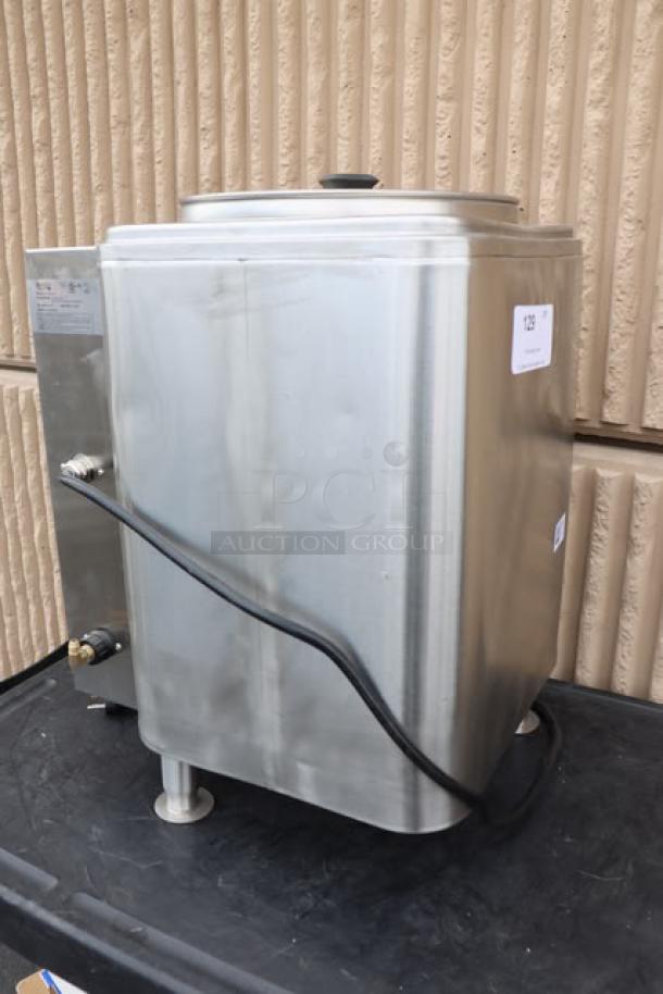 Brand new Avantco HWD10D 10 Gallon Hot Water Dispenser, 208/240V, 7,000W. Missing back right leg. Serial: 20260300138.