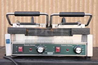 BRAND NEW SCRATCH-N-DENT Waring WFG300 dual panini grill, smooth top & bottom. 17"x9.25" cooking surface, 240V, 3120W.