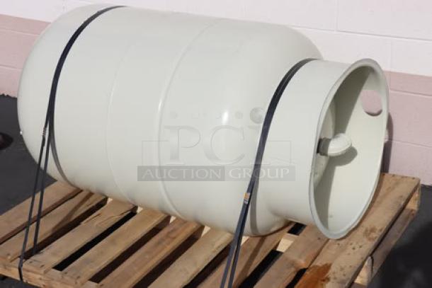 Amtrol Therm-X-Trol ST-210V 86-gallon vertical expansion tank, white; minor scratches; without original packaging.