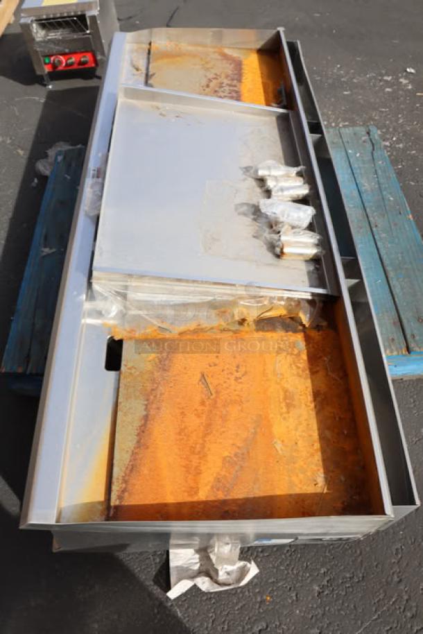 [COMBO LOT] includes Avantco GD4C-15-HC display case with shattered glass, Cooking Performance Group 72" griddle, American Range jet wok range, and Avantco T3300B conveyor toaster.