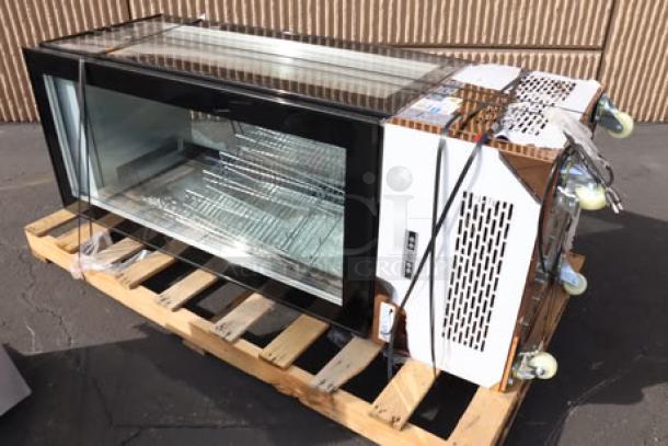 [COMBO LOT]: Avantco GD4C-15-HC 4-sided glass refrigerated display case with shattered glass, mounted on a pallet.