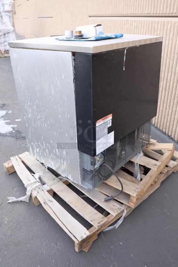 BRAND NEW SCRATCH-N-DENT Manitowoc UNP0300A Ice Machine, 325 lb. capacity, 50 lb. bin, on pallet, serial M11959992023.