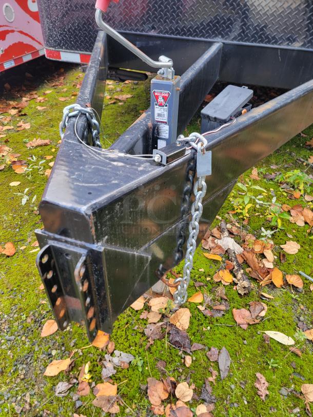 2021 SDG refrigerated trailer hitch with Bulldog jack, chains, and diamond plate front. Suitable for heavy-duty use.
